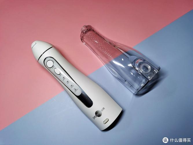 整体包装外形小巧,并不像普通有线,大水箱水牙线产品的大包装